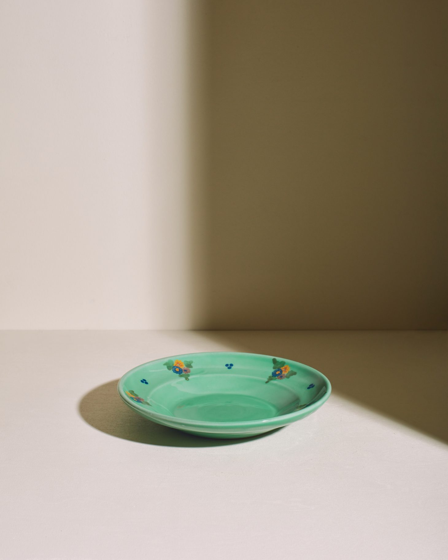 talerz ceramiczny zdobiony kwiaty