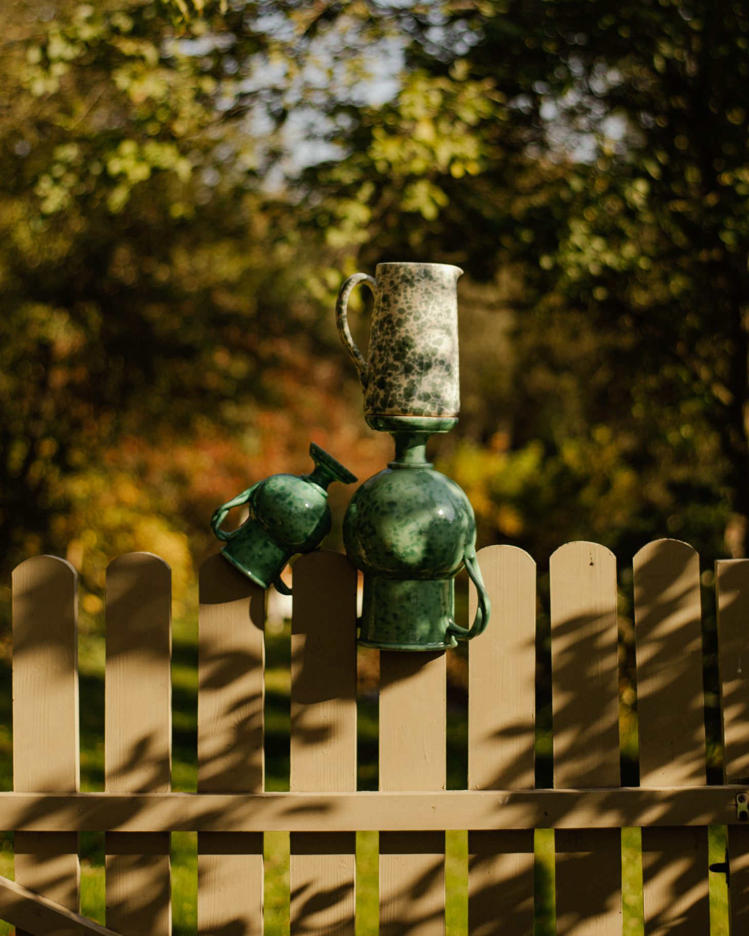 duży zielony dzban ceramiczny