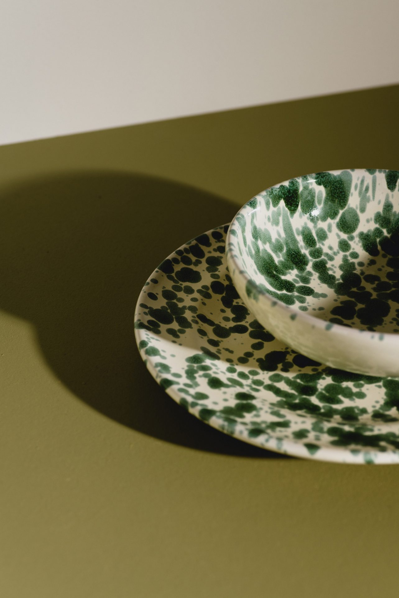 talerz ceramiczny nakrapiany zielony