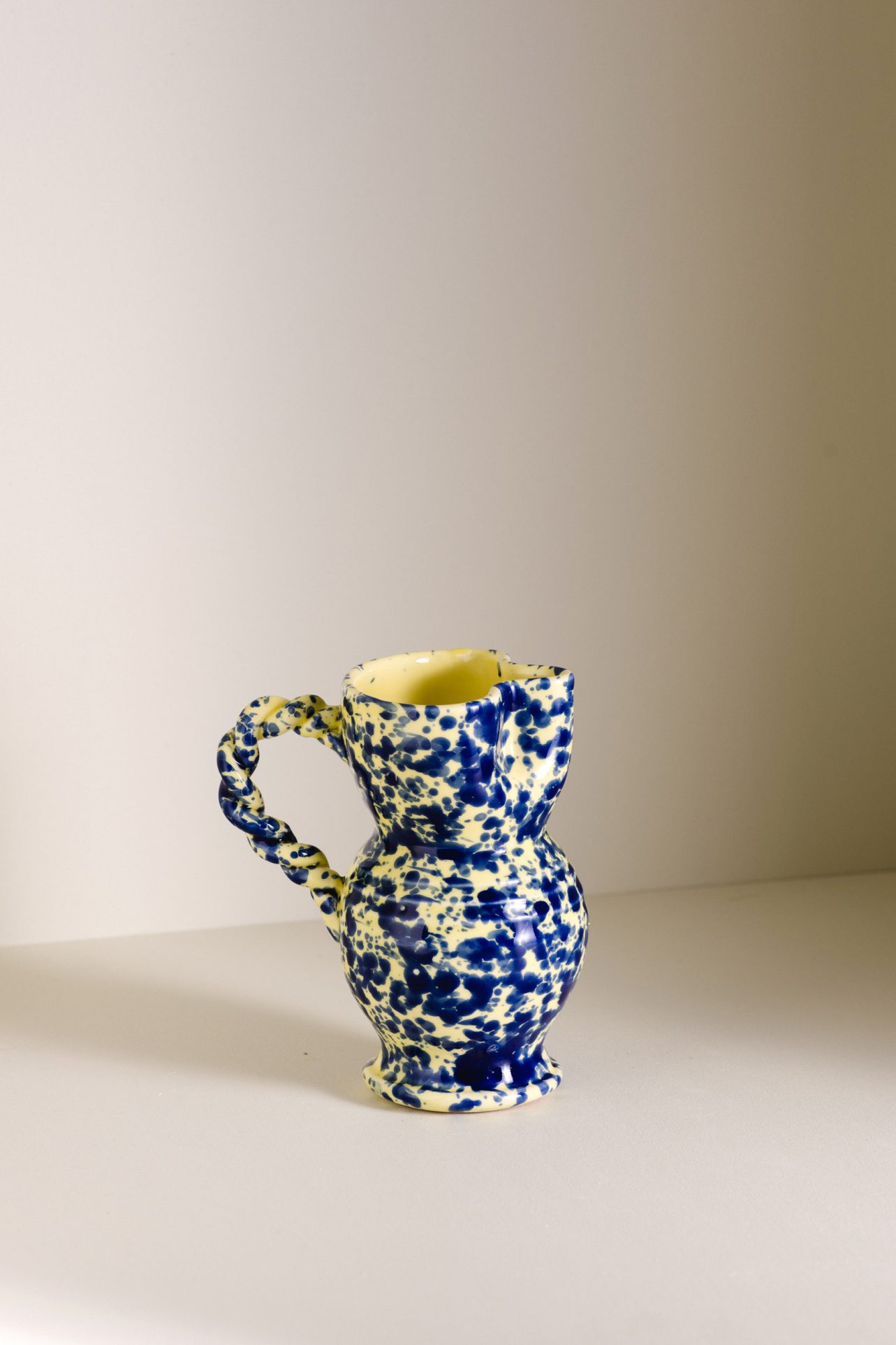 dzbanek tradycyjny niebieski ceramiczny