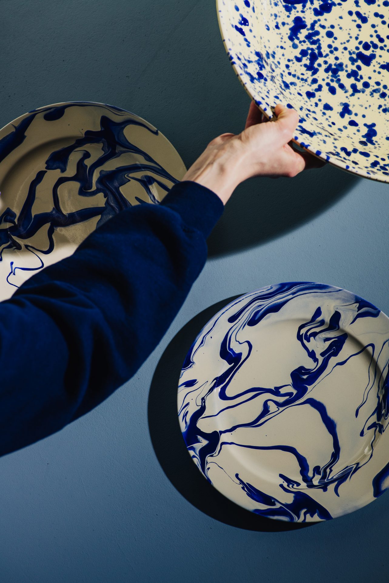miska z niebieskim nakrapianiem ceramiczna
