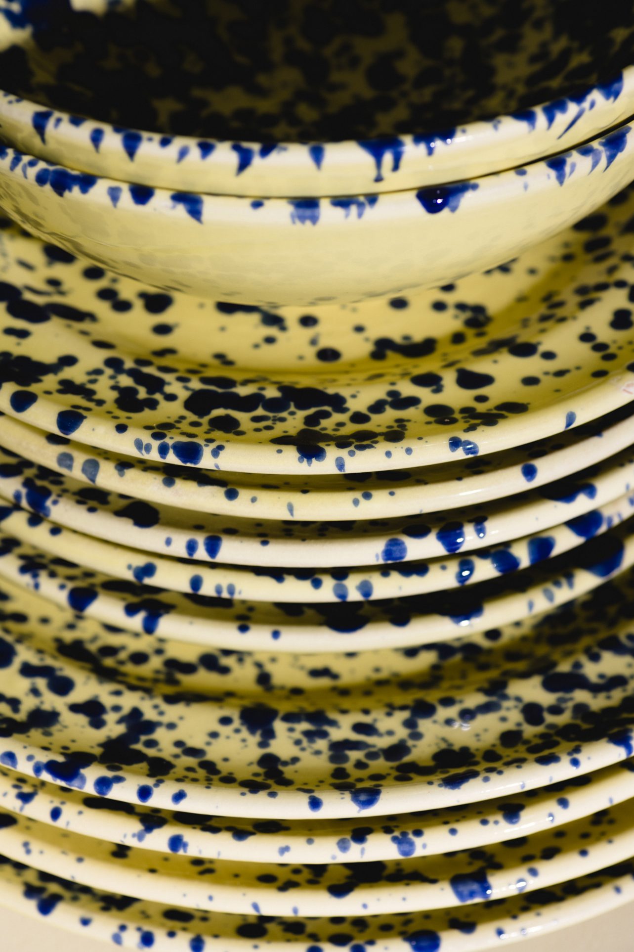 talerz ceramiczny nakrapiany niebieski