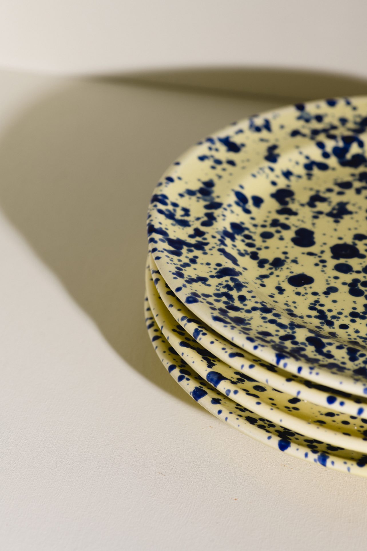 talerz nakrapiany ceramiczny niebieski