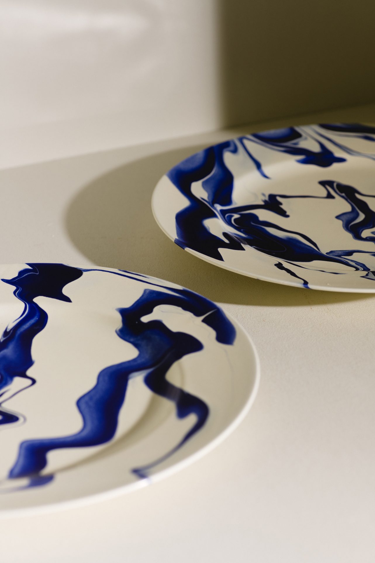 talerz marmurkowy porcelanowy niebieski