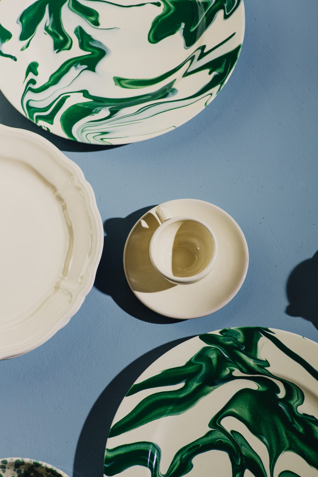 talerz marmurkowy filiżanka ceramiczna