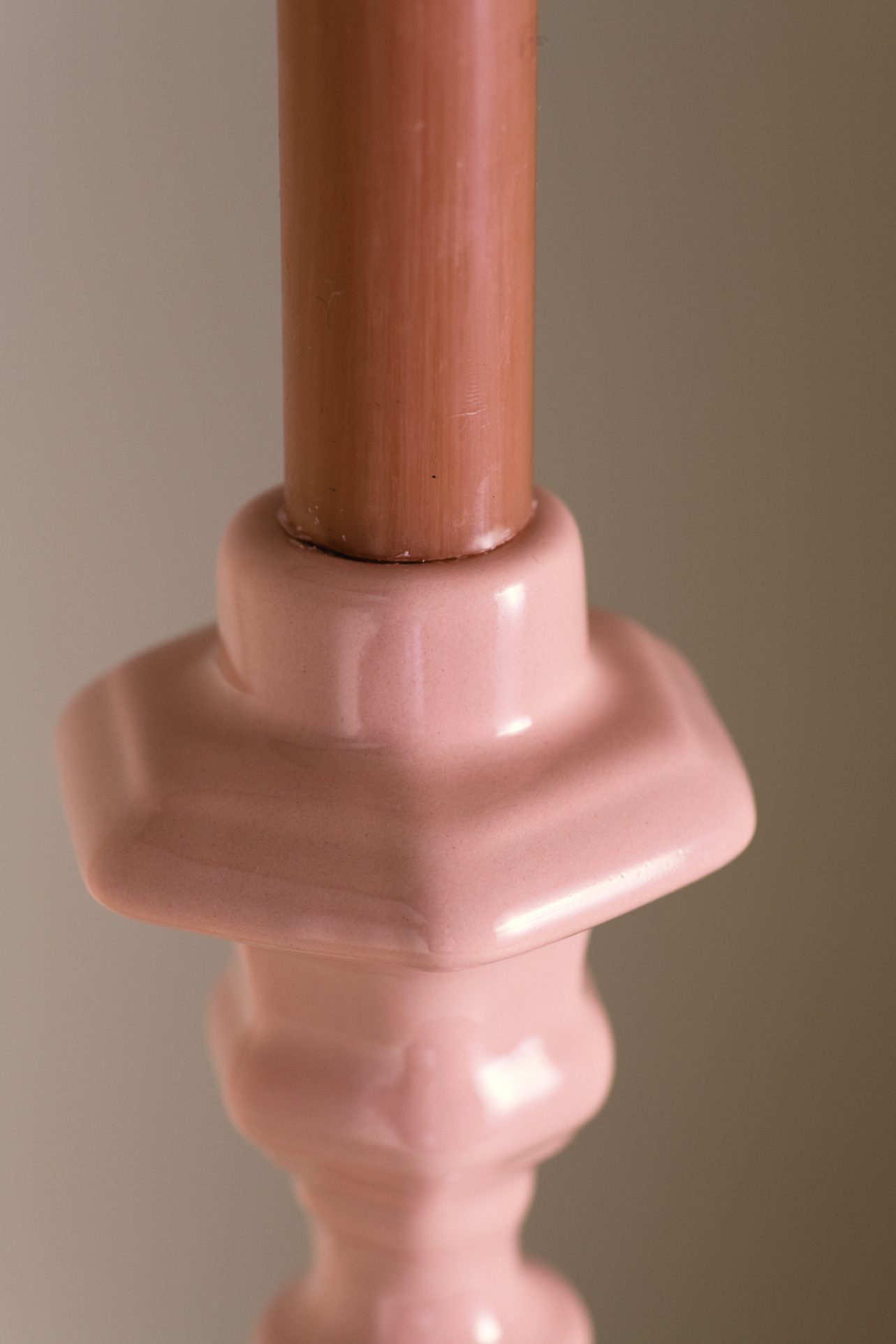 świecznik ceramiczny różowy
