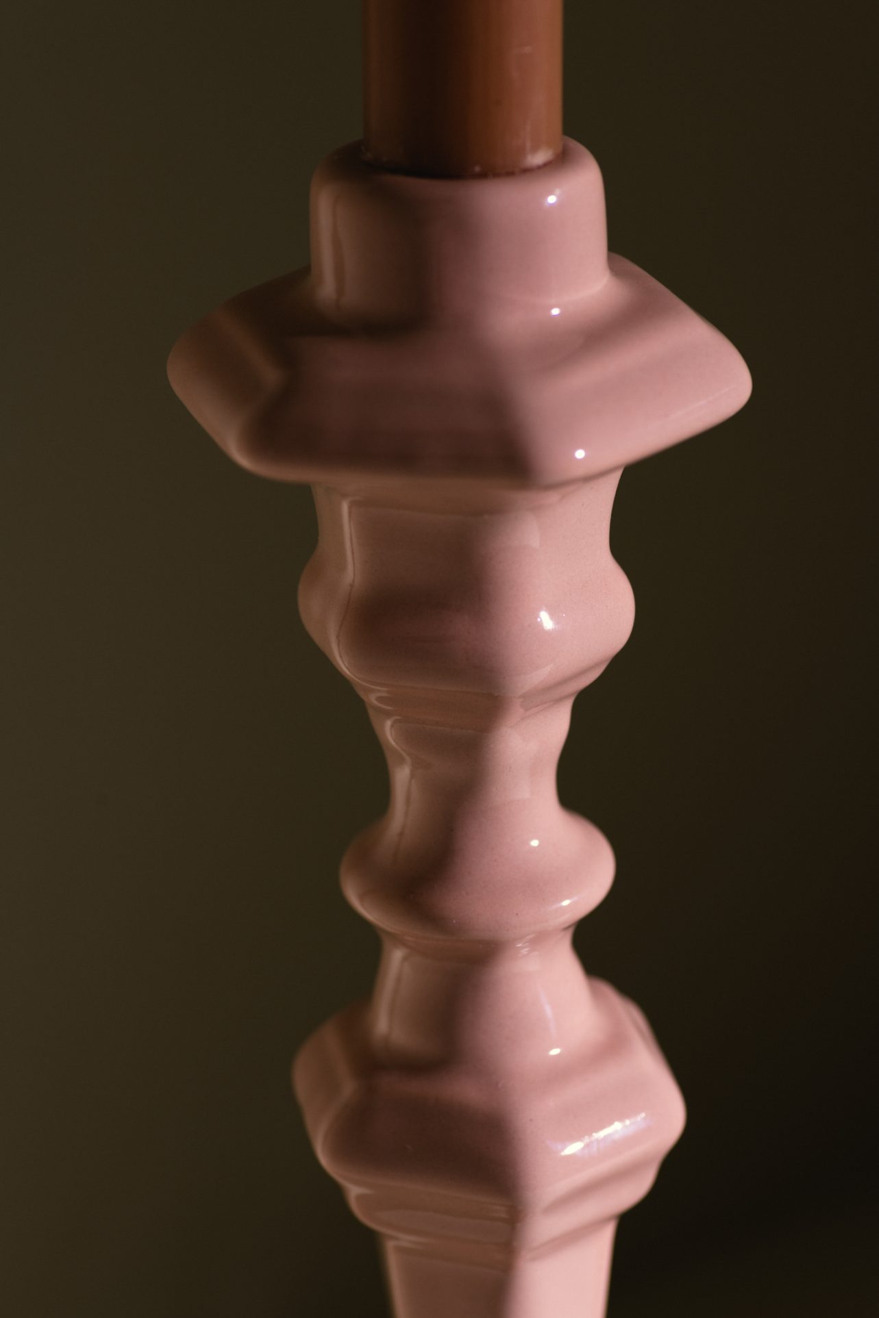 tradycyjny świecznik ceramiczny różowy