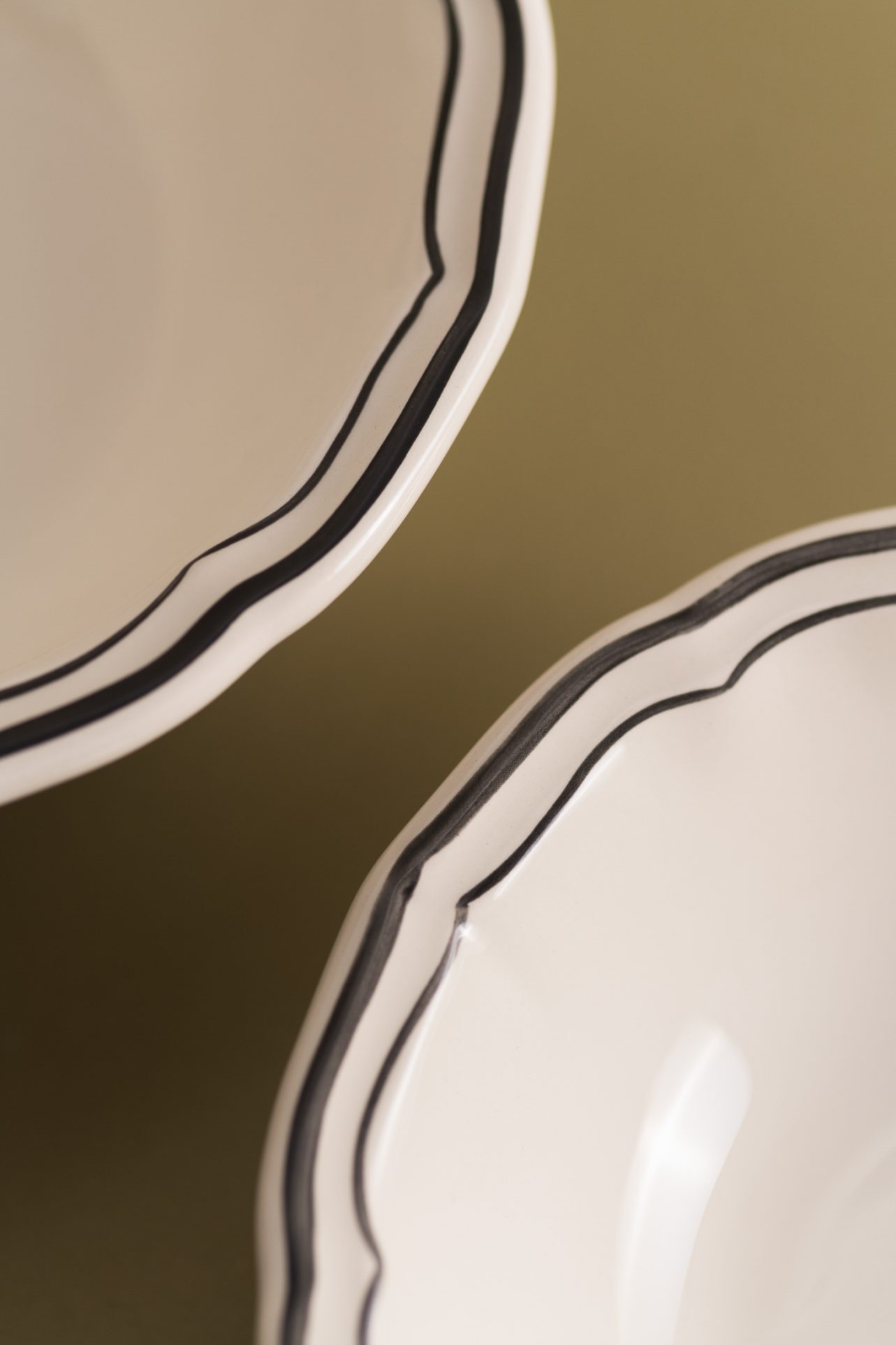 porcelana francuska kremowa z czarnym detalem