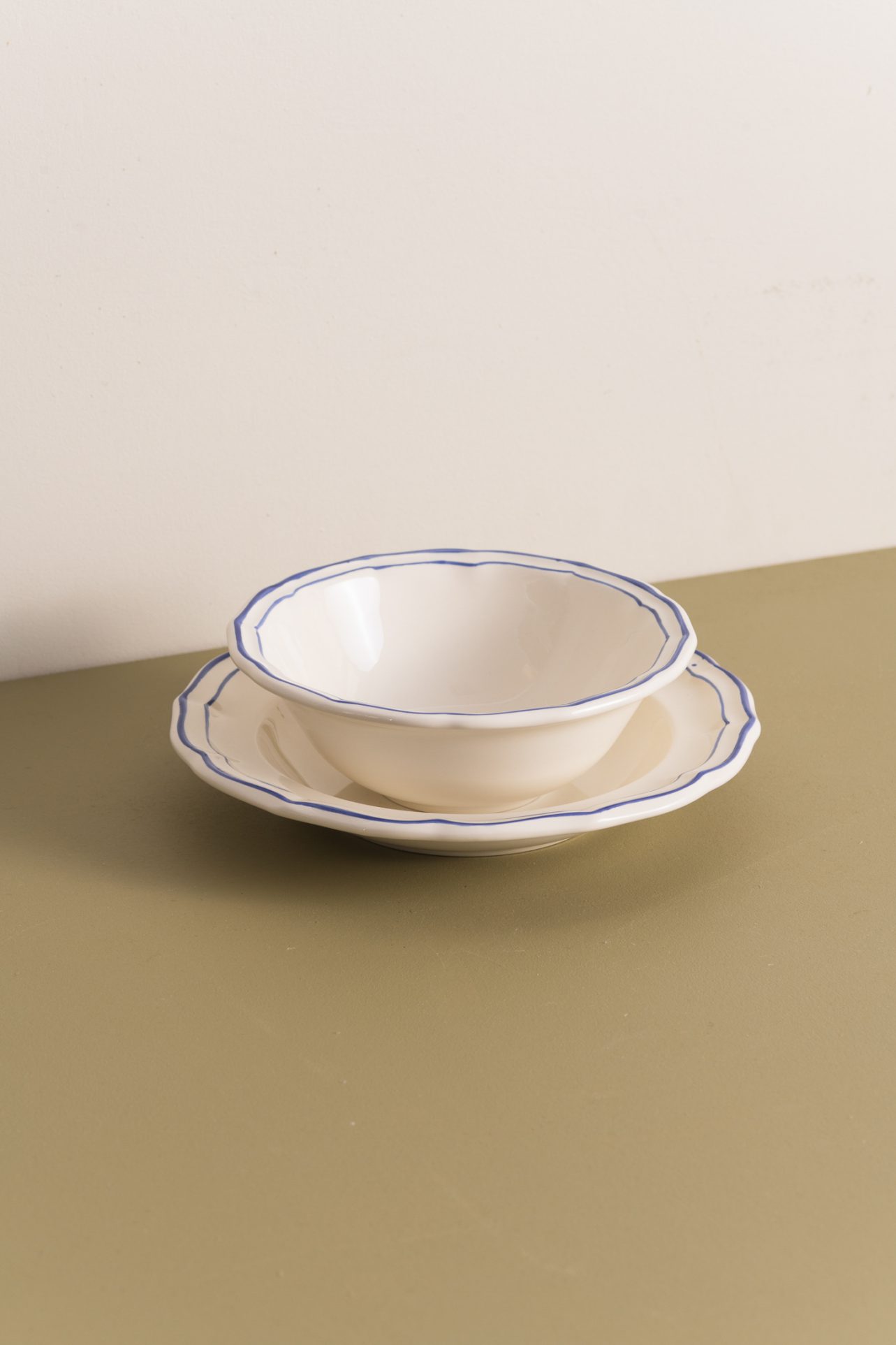 miseczka porcelanowa z niebieskim rantem