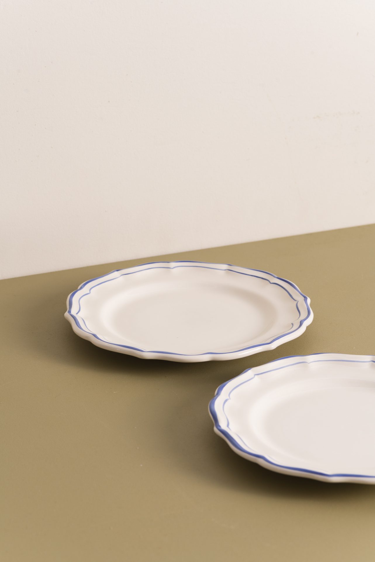 talerz porcelanowy z niebieskim rantem