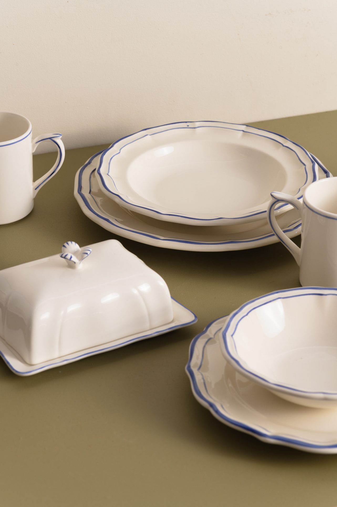 zestaw talerzy porcelanowych