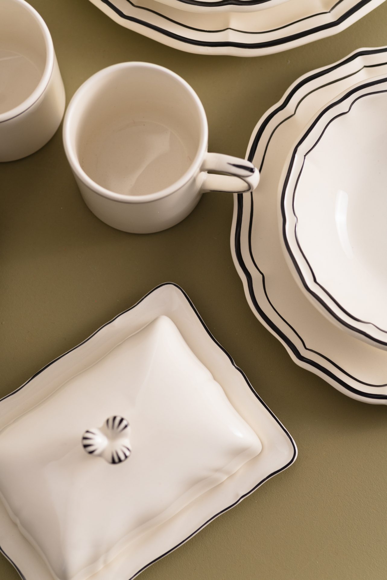 zestaw naczyń porcelanowych