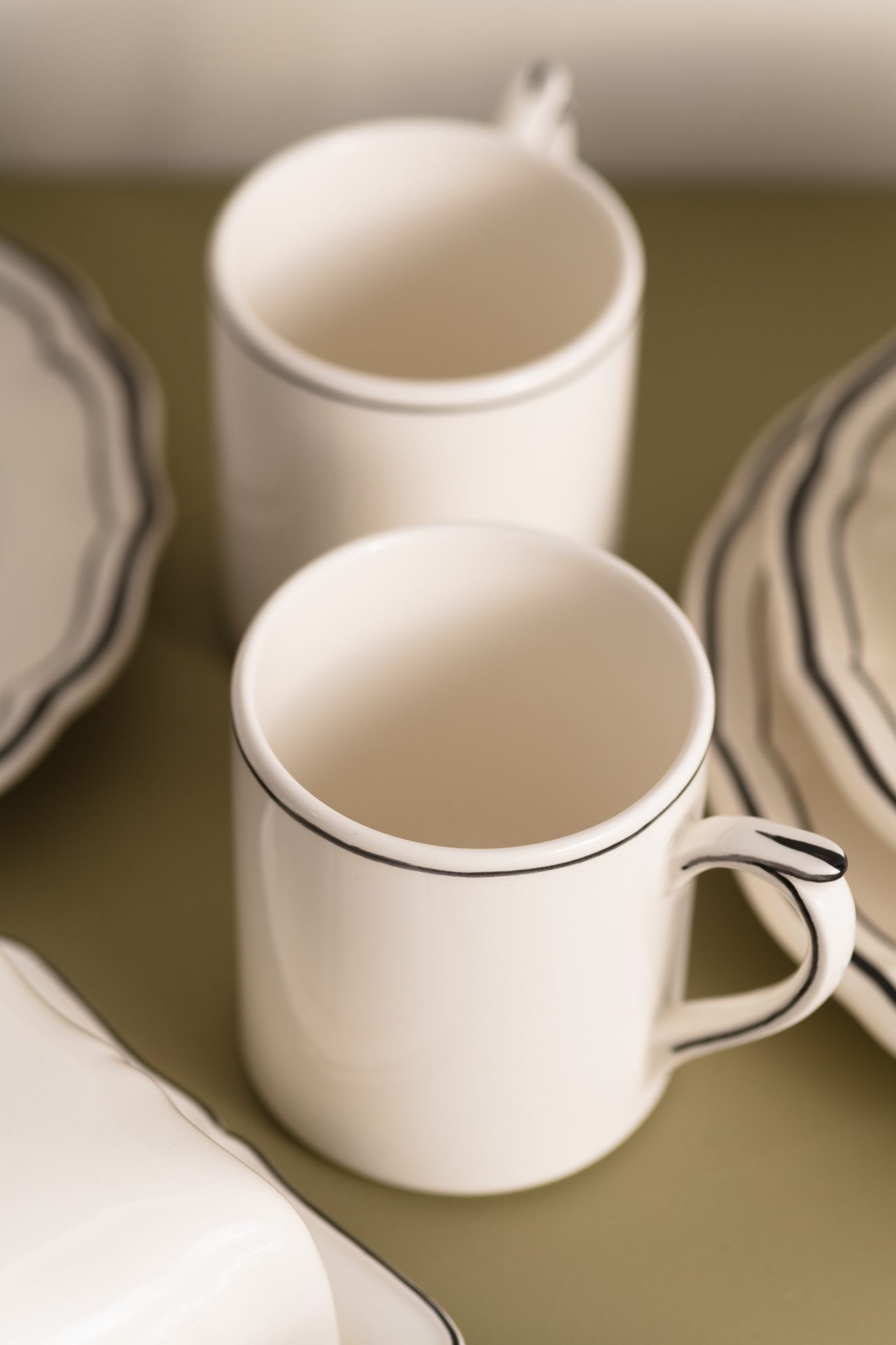 kubek porcelanowy z czarnym detalem