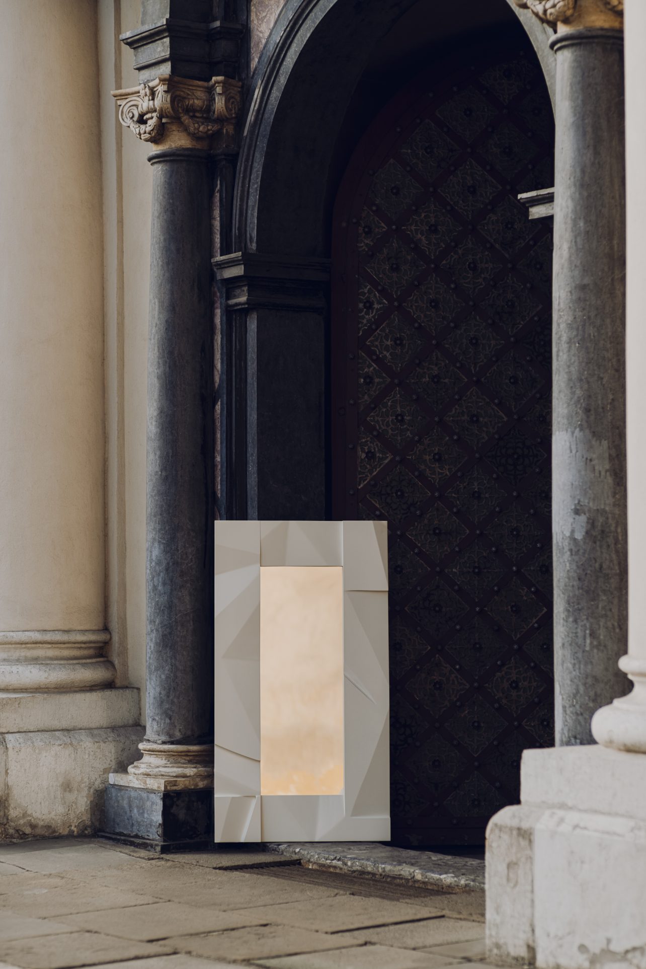 masywne lustro kremowe