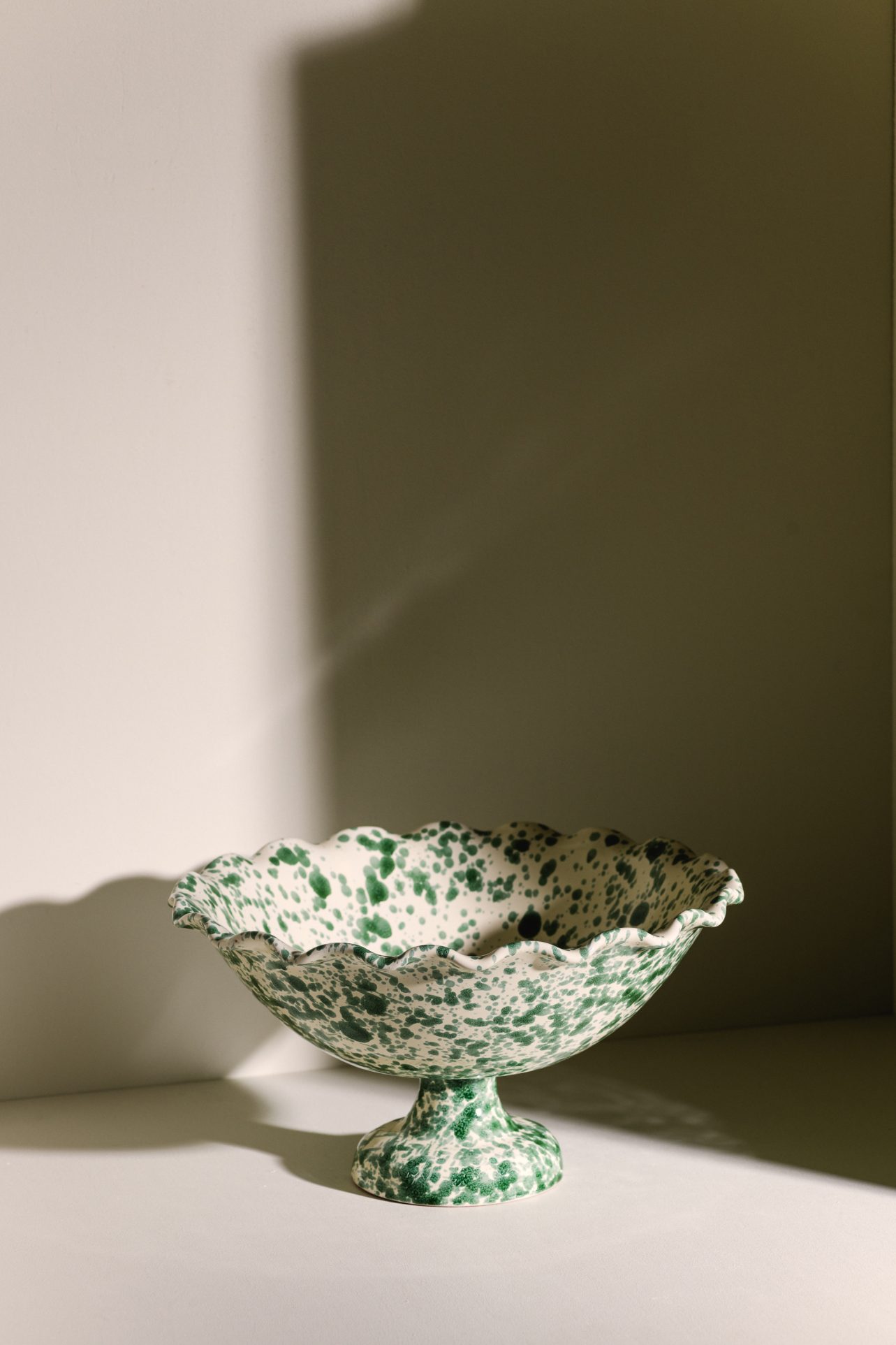 patera ceramiczna nakrapiana kremowo zielona