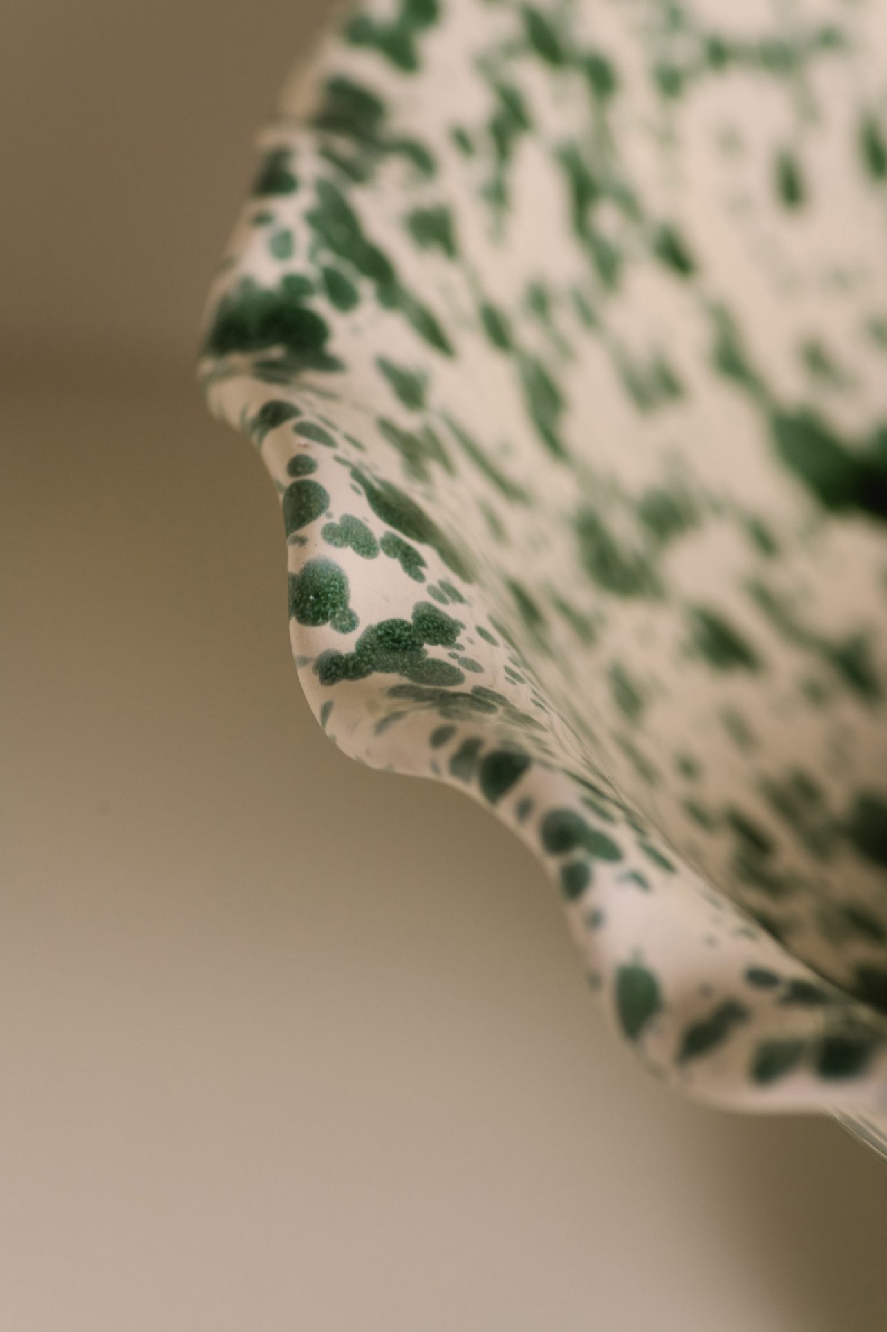 patera ceramiczna nakrapiana